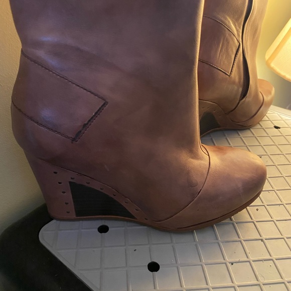 Cute Wedge Tan Leather Boots - Picture 3 of 12